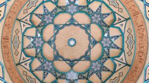 Mandala decorativo recortado a láser en madera