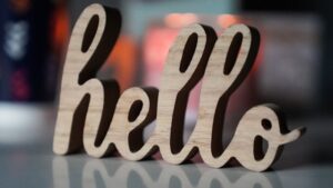 Letras y nombre decorativos recortados a láser en madera