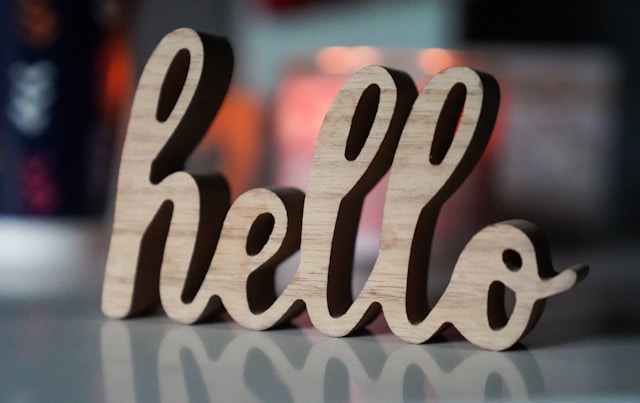 Letras y nombre decorativos recortados a láser en madera